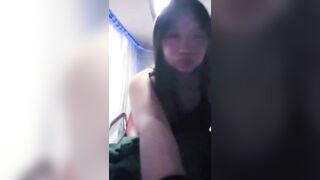 Teen Sinh Viên Mặt non, Thủ Dâm đái ở Xe Giường Nằm rên rỉ Bóp Vú bị phát hiện