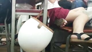 Quay lén các bạn học sinh dưới bàn vô tình thấy sịp trắng em học sinh xinh đẹp