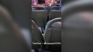 Cô gái khoe lồn trên xe buýt 8