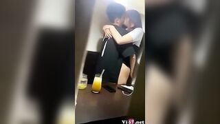 Tuổi mới lớn hai đứa lớp 10 vào quán cafe rồi lột đồ địt tại đấy mặc kệ khách quan