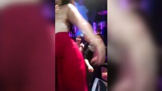 Em đĩ dâm trong quán bar hàng ngon vú to lồn dâm bú mút vú dâm đãng kích thích