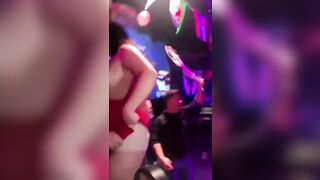 Em đĩ dâm trong quán bar hàng ngon vú to lồn dâm bú mút vú dâm đãng kích thích