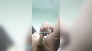 Em học sinh love 10 ăn dưa leo bằng miệng dưới