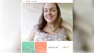 Gạ gẫm gái vú bự cởi áo trên ometv