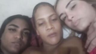 Ba cô gái cùng show vú trên ometv