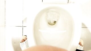 Đang đi chơi ở Aeon thì tự nhiên nứng lồn phải vào WC thủ dâm gấp