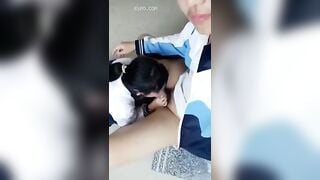 Em học sinh mới lớn bị bạn dụ vô nhà vệ sinh trường bú cu