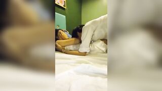Rủ em gái họ vào khách sạn