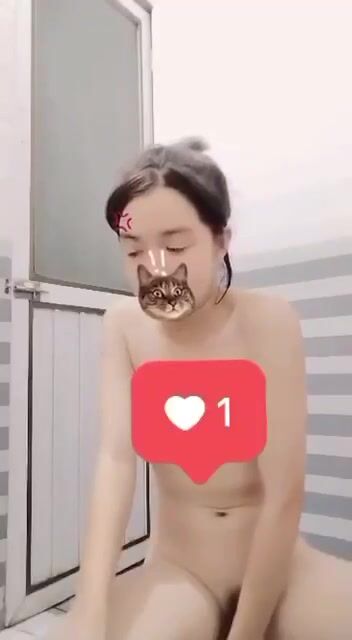 Em gái thủ dâm trong nhà tắm 2