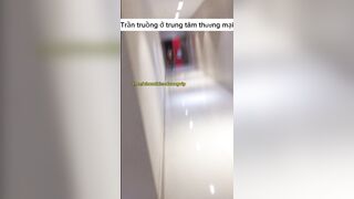 Em gái biến thái nude ở trung tâm thương mại