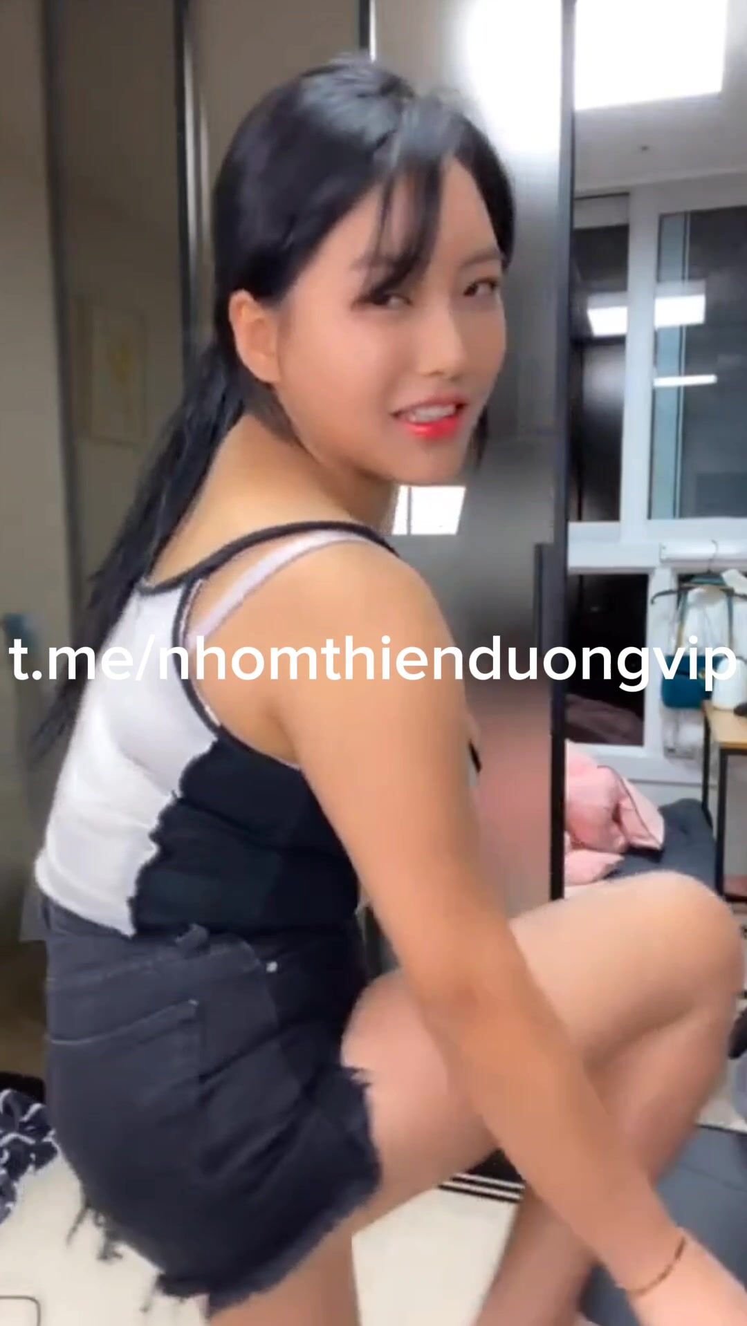 Trúc xinh trúc mọc đầu đình , em xinh cái ti hồng