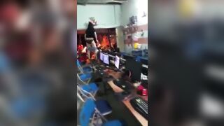 Nữ gamer cởi quần doạ cho mấy người chơi net chạy toán loạn