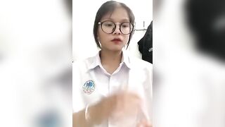 Học sinh kheo bướm trong nhà tắm