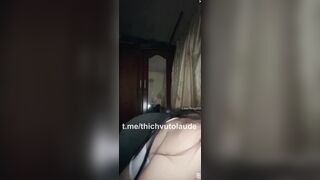 Gái xinh lên live không dám show vì có người lạ