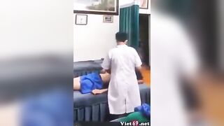 Eg được nhân viên spa massage bóp dú xoa lồn sướng ko phản kháng
