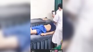 Eg được nhân viên spa massage bóp dú xoa lồn sướng ko phản kháng