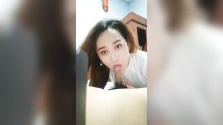 Cô giáo Quỳnh Anh ladyboy mặc áo dài trắng bú cu em học sinh dâm đãng.