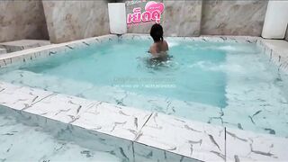 Gạ em gái dâm ở bể bơi bú mút con cặc bắn tinh đầy mồm dâm đãng