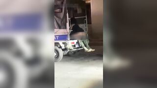 Đôi HS say rượu djt nhau trên xe CSGT Nhún Cu