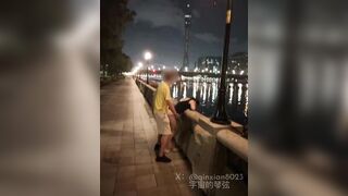Nữa đêm nứng cặc mang e ghệ dâm ra lang cang cầu doggy public cực sướng