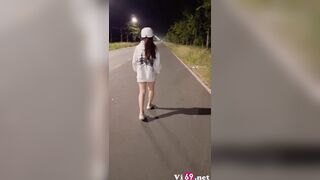 E teen dâm miền Tây thích cởi đồ phô dâm public đi dạo trong đêm với đám bạn