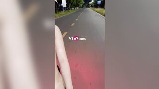 E teen dâm miền Tây thích cởi đồ phô dâm public đi dạo trong đêm với đám bạn