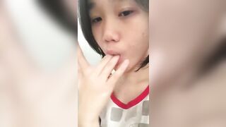 Tranh thủ lúc nhà ko có ai em Cẩm Vân 2k10 vào nvs móc lồn thủ dâm
