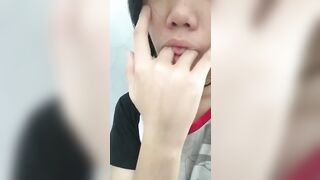 Tranh thủ lúc nhà ko có ai em Cẩm Vân 2k10 vào nvs móc lồn thủ dâm