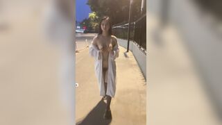 E teen dâm đãng thích lột đồ phô dâm đi ngoài đường cho mọi người cùng xem