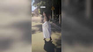 E teen dâm đãng thích lột đồ phô dâm đi ngoài đường cho mọi người cùng xem