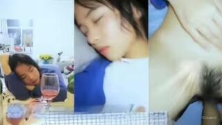 Dụ dỗ được nhỏ bạn về nhậu rồi chuốc say em nó xong đè ra chịch tung lồn