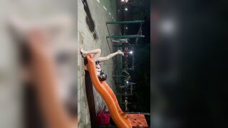 Ra cong biên khoe lồn cho người la xem hàng ngon dâm đãng