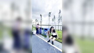 Gái xinh ra công viên khoe vú khoe lồn ngon dâm đãng