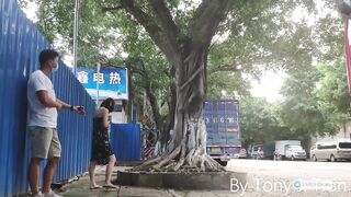 E girl dâm thích phô hàng public cởi đồ giữa đường phố cho mọi người cùng xem