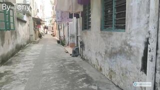 Cô gái biến thái cởi đồ public đi ngoài đường cho mọi người chụp hình