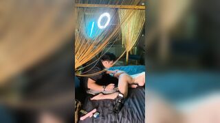 Hậu trường chụp ảnh nude cho e mẫu mà lồn e khô quá nên a thợ bú lồn cho e ướt
