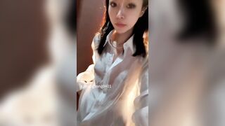 Vừa đi dạo vừa khoe vú khoe lồn hàng ngon dâm đãng