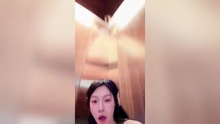 Gái dâm thủ dâm dâm trong thang máy hành lang khách sạn dâm đãng kích thích