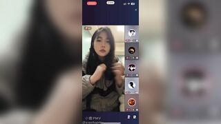 Show ngực  hàng cho mấy anh nhà mạng xem