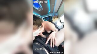 Bú cu địt nhau cùng e ghệ dâm vú bự trên xe khách khi về quê