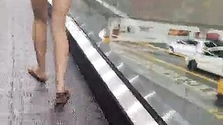Cởi quần lót đi vào siêu thì khoe lồn