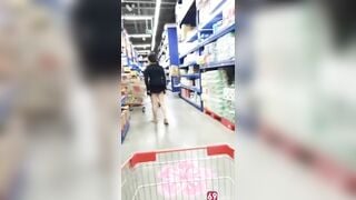 Cởi quần lót đi vào siêu thì khoe lồn 2