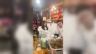 Cô gái say xỉn nhảy múa ở quán rượu với bộ ngực trần