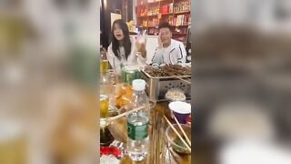 Cô gái say xỉn nhảy múa ở quán rượu với bộ ngực trần