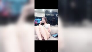 em sinh viên khoe vú kiếm tiền