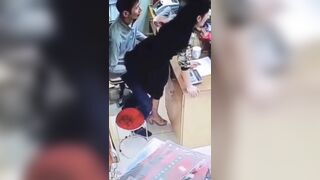 Chủ shop nứng lồn cho bảo vệ doggy