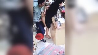 Chủ shop nứng lồn cho bảo vệ doggy