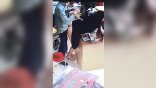 Chủ shop nứng lồn cho bảo vệ doggy