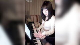 Giáo viên dạy đàn kích nứng cô học viên