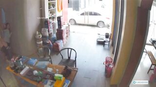 Khách khứa như thế thì hỏng rồi